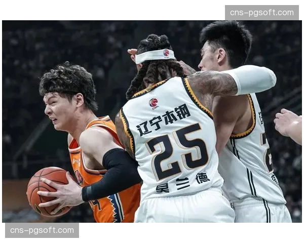 京沪大战现经典防守回合，王哲林连续封盖后发动快攻成转折点